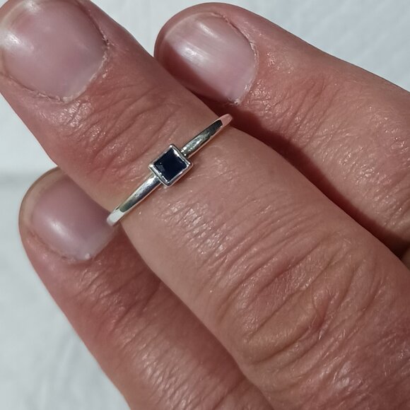 NWOT Dainty Stackable Sterling Silver Cube Blue Sapphire Ring Size 8 - Picture 11 of 16